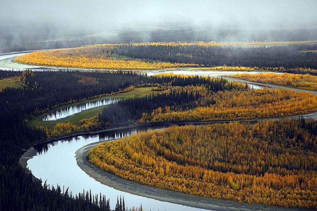 1024px-Beautiful_river_landscape_in_the_fall